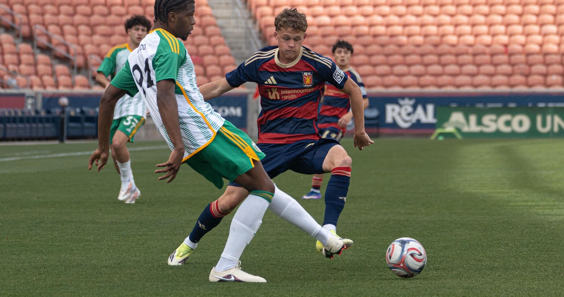 Jugador de Real Monarchs desafiando a oponente