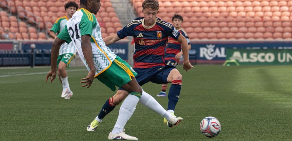 Jugador de Real Monarchs desafiando a oponente