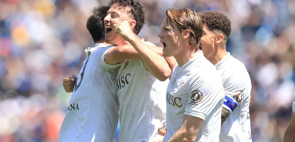 Jugadores celebrando un gol en el campo