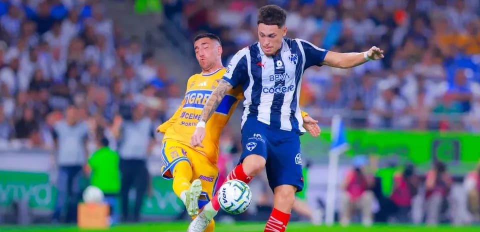 Jugadores de Monterrey y Tigres en acción