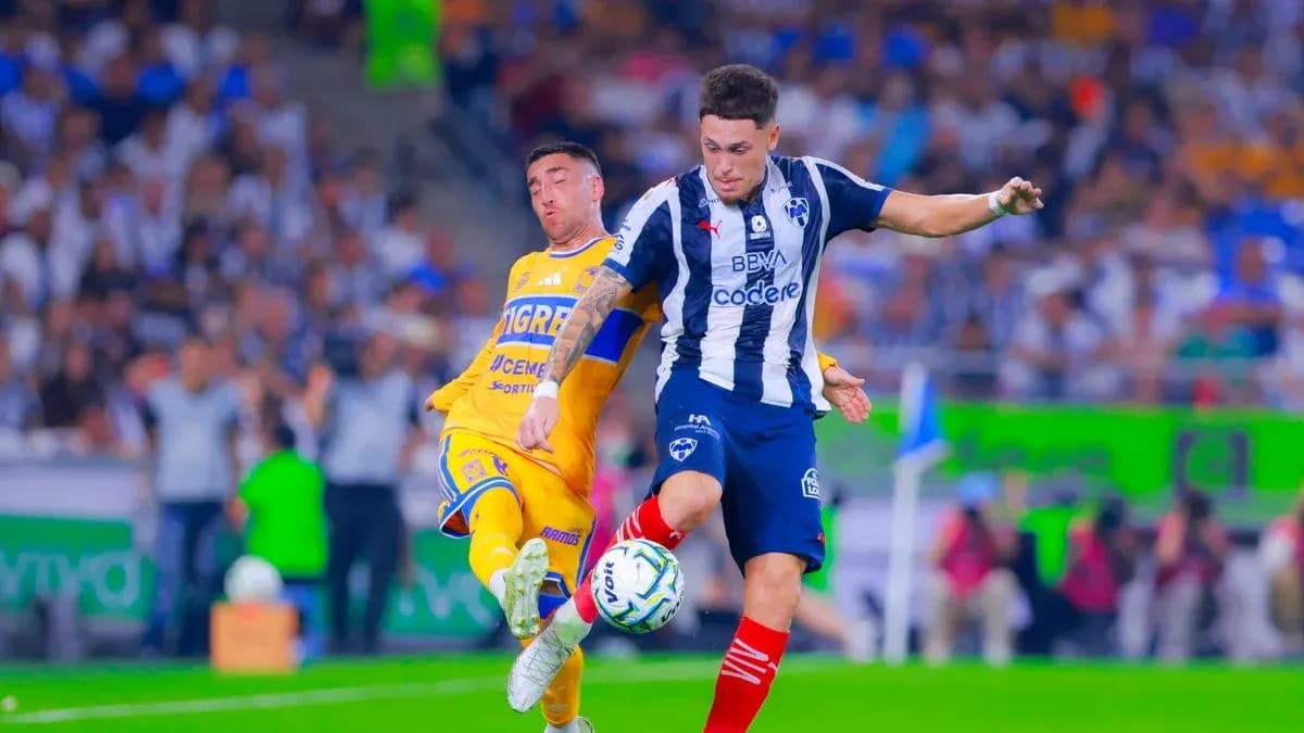 Jugadores de Monterrey y Tigres en acción