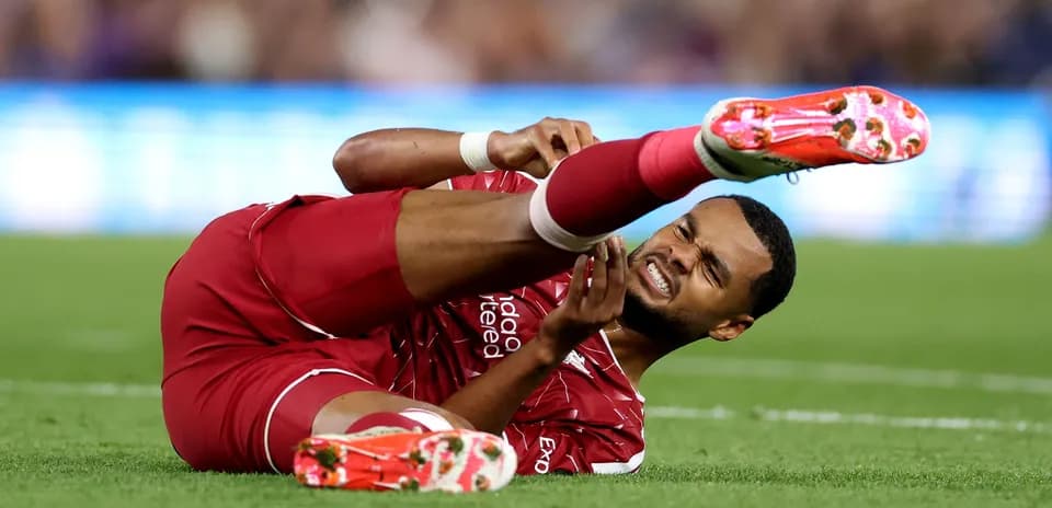 Jugador de Liverpool en el suelo con una lesión