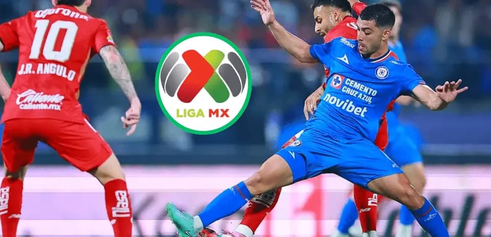 Jugadores de Cruz Azul y Toluca en acción