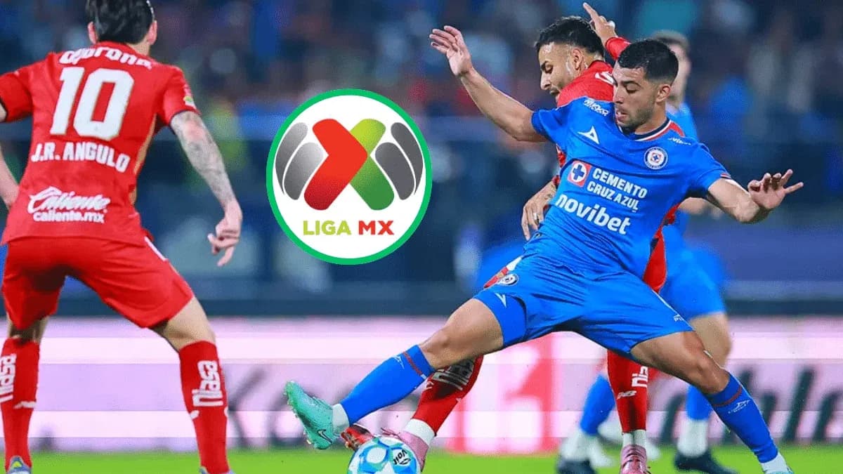 Jugadores de Cruz Azul y Toluca en acción