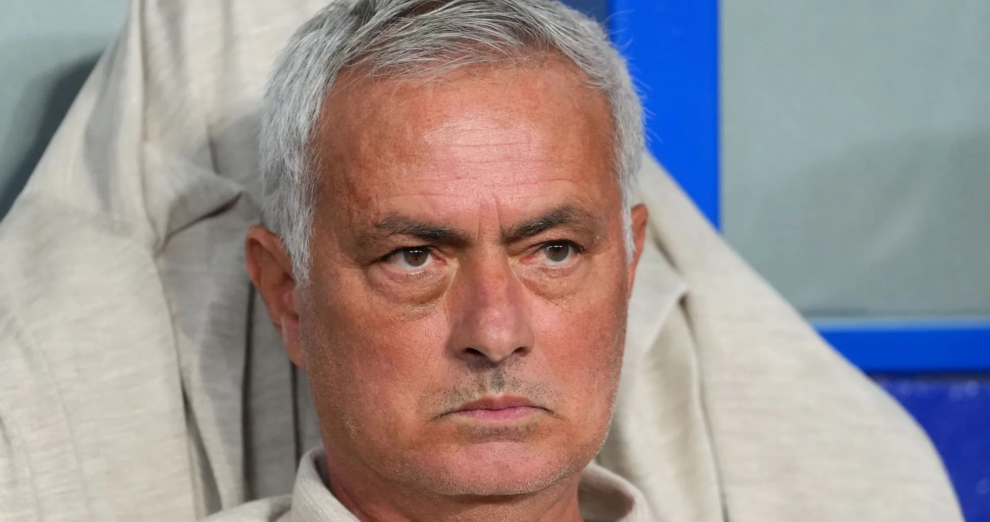 Entrenador sentado en el banquillo durante partido
