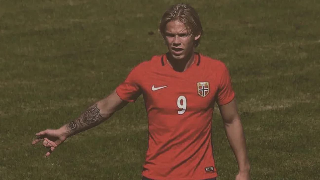 Jugador noruego señalando en el campo de fútbol
