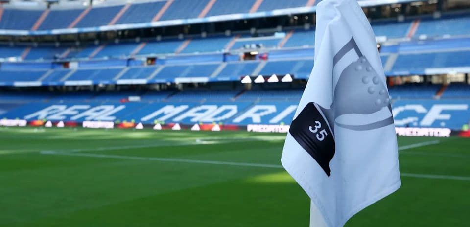 Esquina del campo con bandera en el estadio del Real Madrid