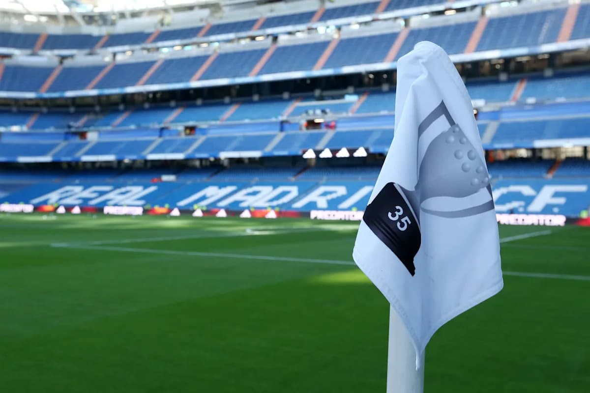 Esquina del campo con bandera en el estadio del Real Madrid
