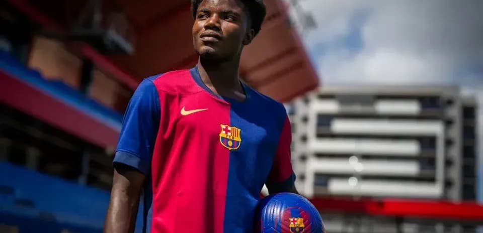 Jugador de fútbol con balón en estadio del Barça
