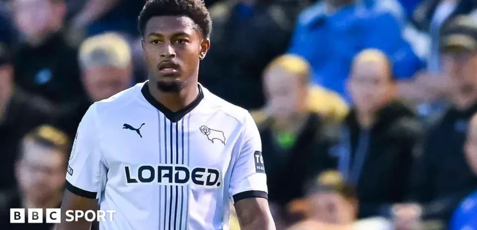 Jugador de Derby County en el campo durante el partido
