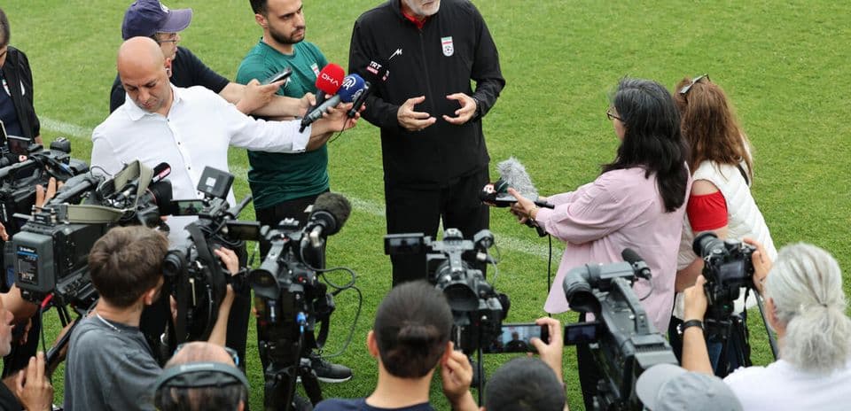Entrenador hablando con medios durante conferencia de prensa