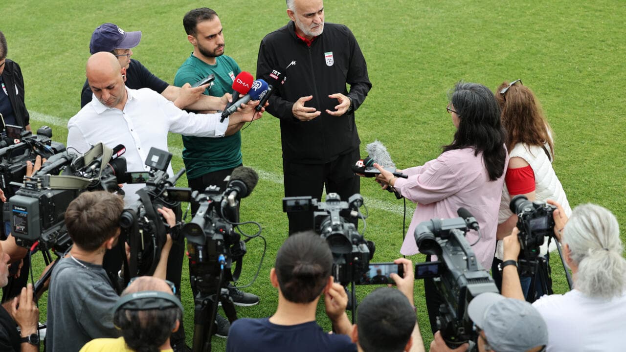 Entrenador hablando con medios durante conferencia de prensa