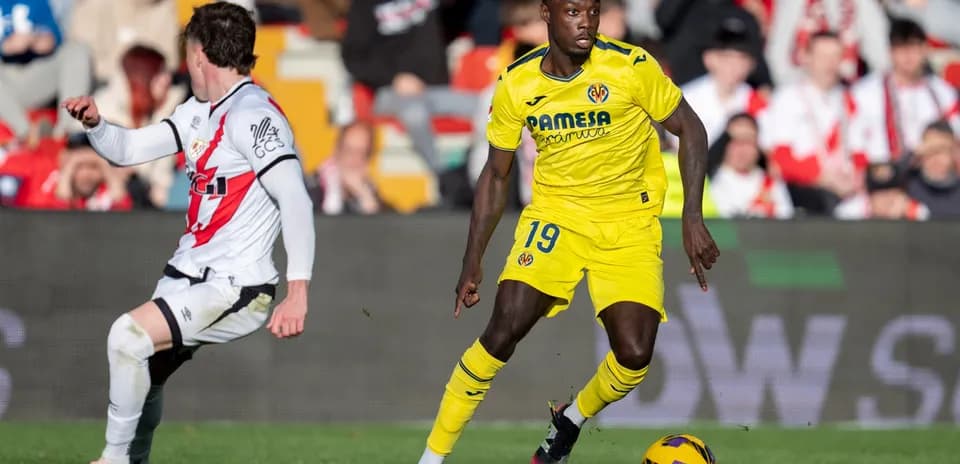 Jugador de Villarreal driblando contra Rayo Vallecano