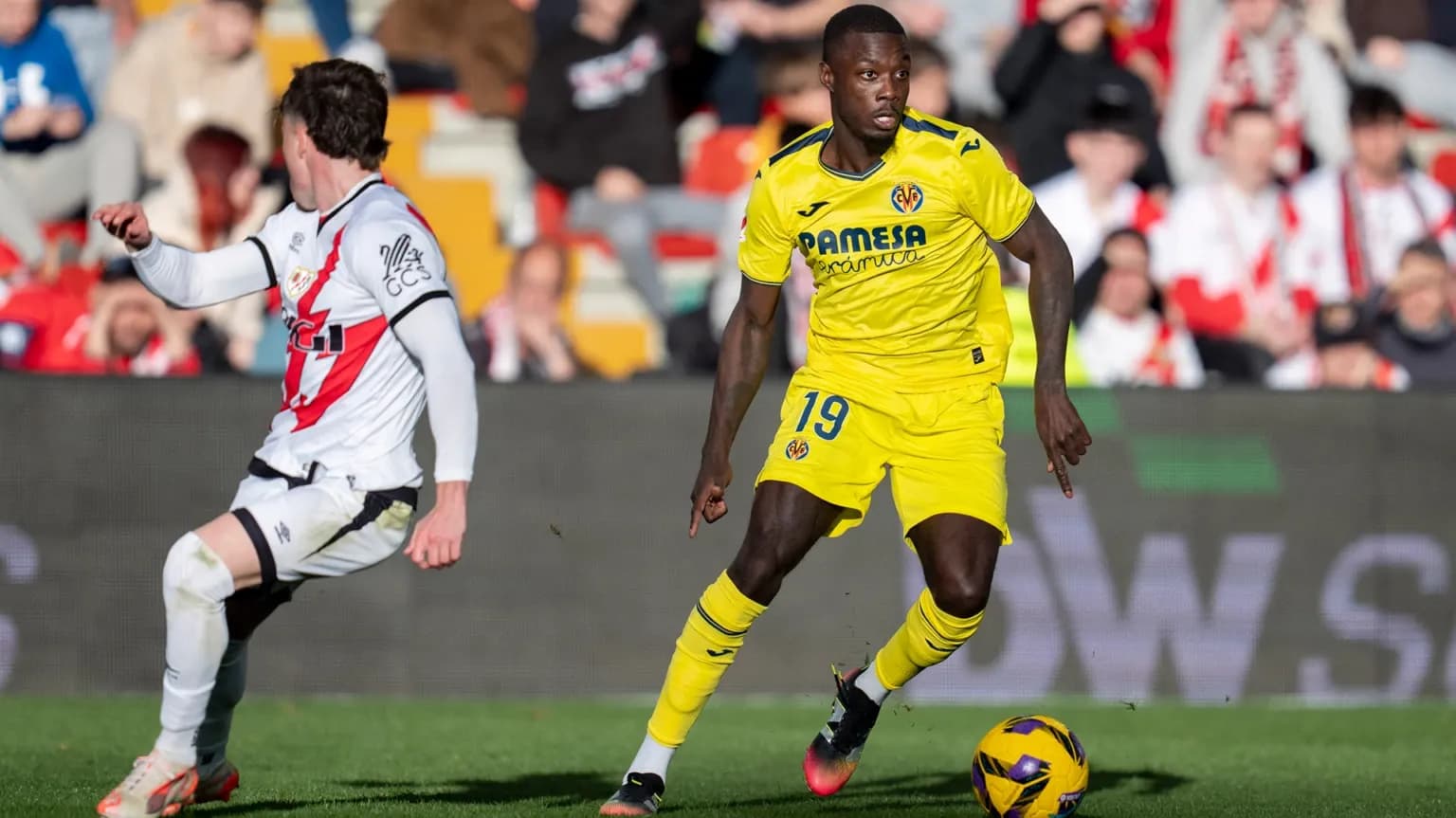 Jugador de Villarreal driblando contra Rayo Vallecano