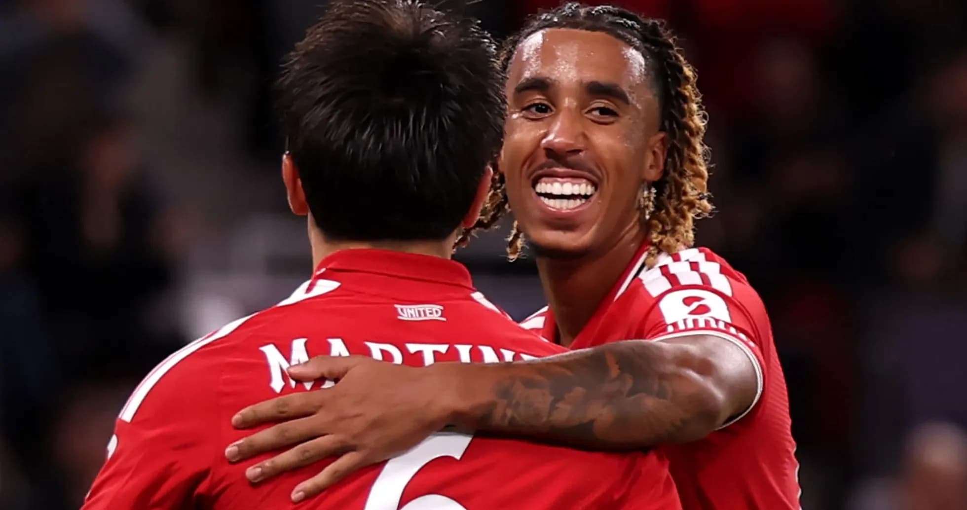 Jugadores de equipo abrazándose tras un gol