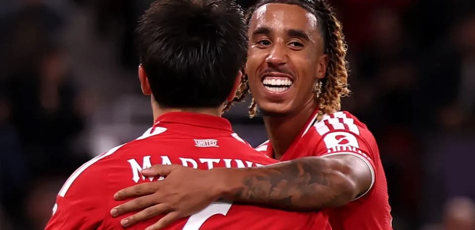 Jugadores de equipo abrazándose tras un gol