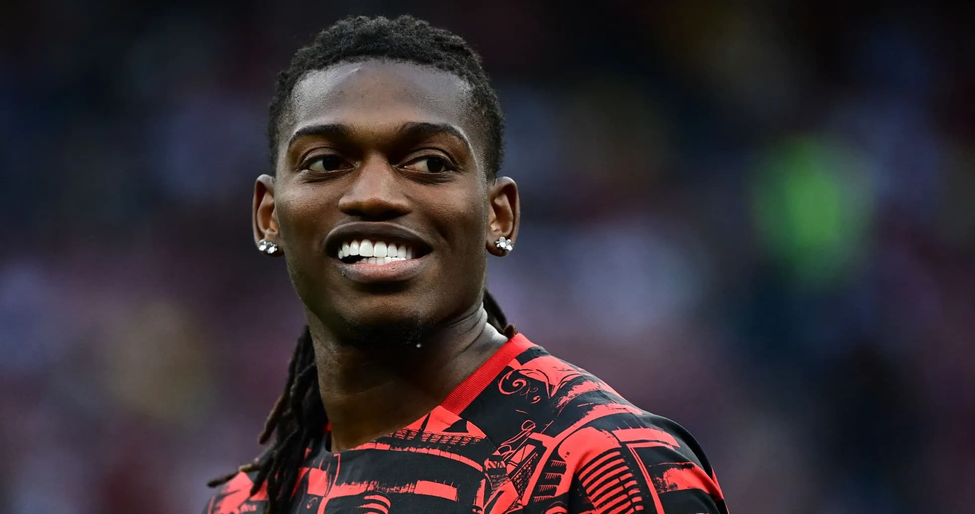 Jugador sonriendo en campo de fútbol