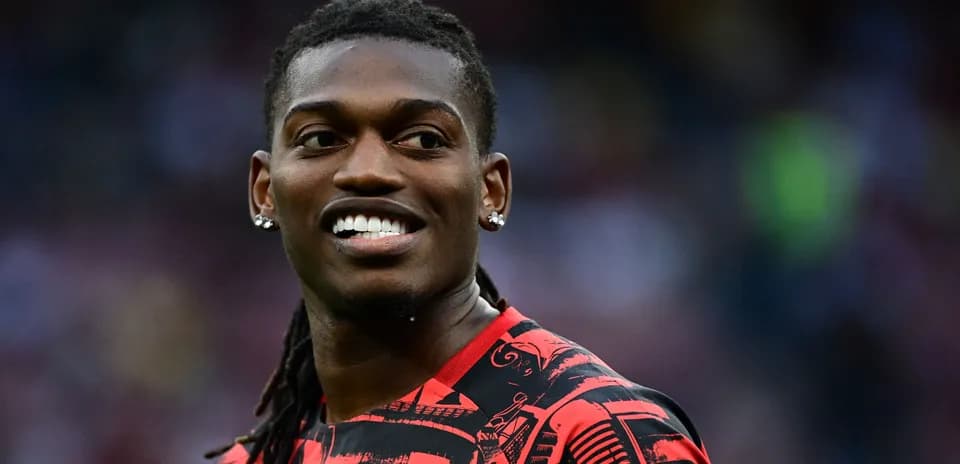 Jugador sonriendo en campo de fútbol