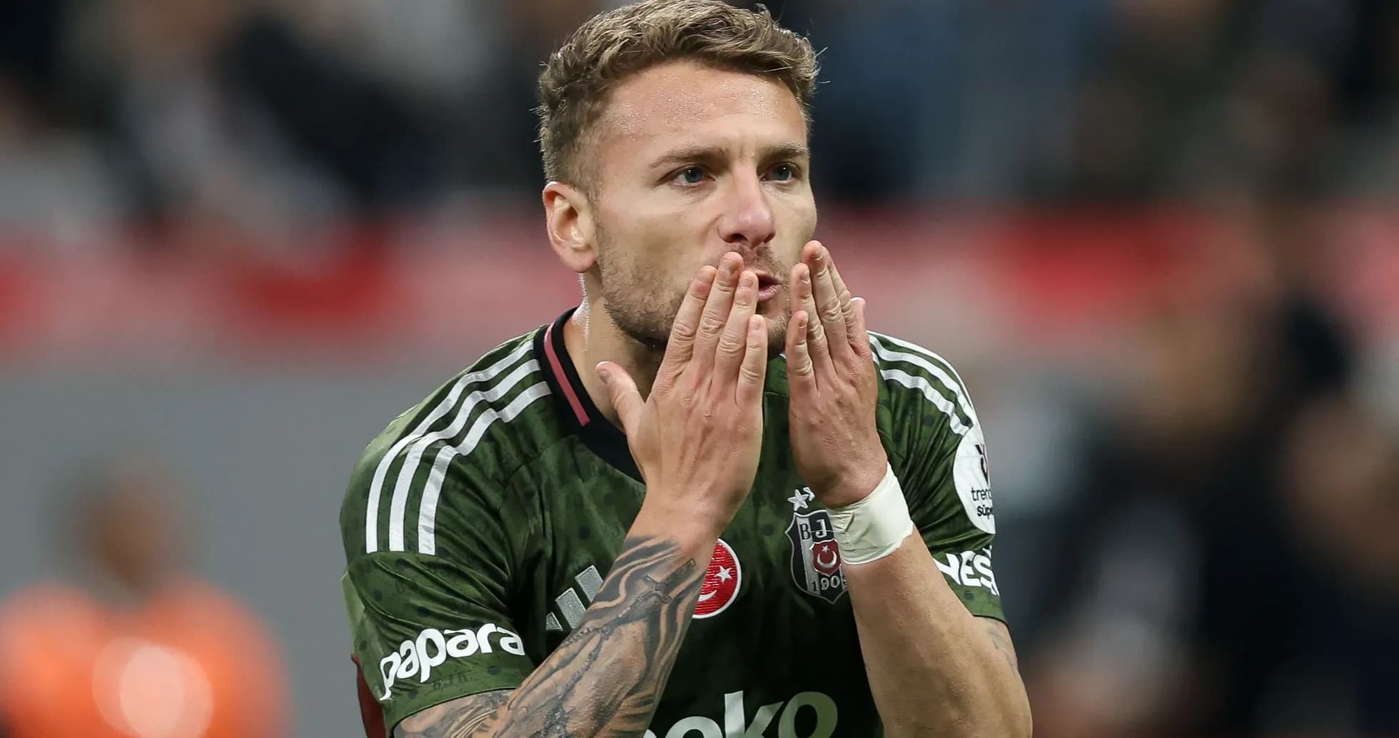 Jugador de Besiktas celebrando con gesto de beso