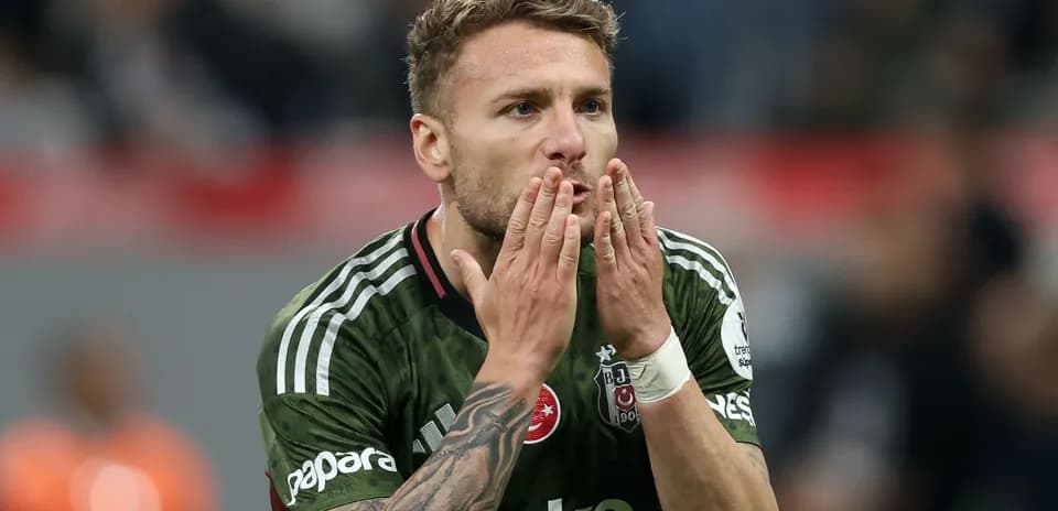 Jugador de Besiktas celebrando con gesto de beso