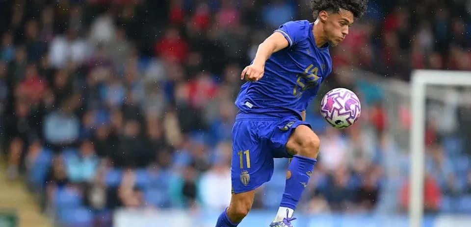 Jugador de fútbol controlando el balón en un partido
