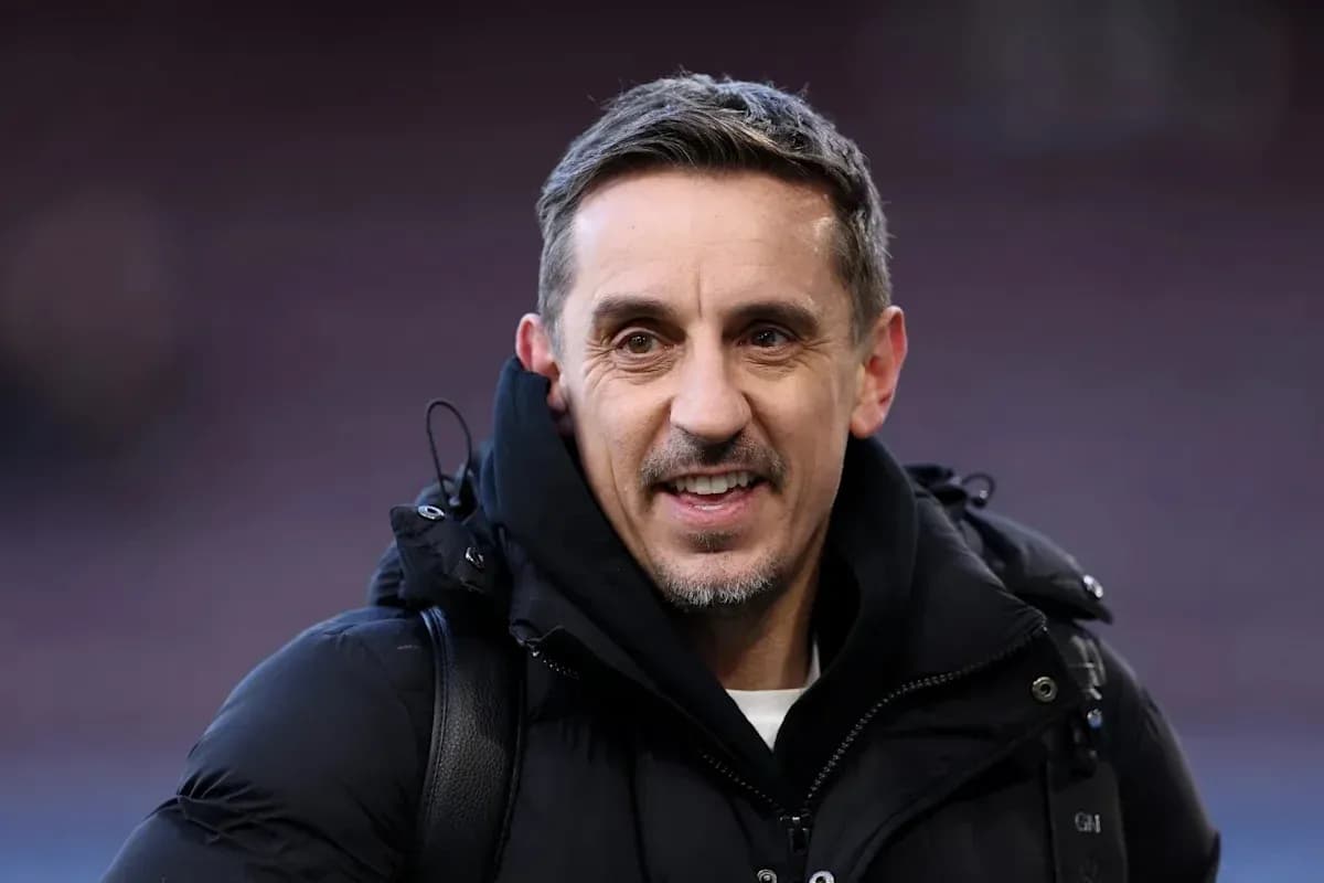 Hombre sonriendo con chaqueta negra en estadio