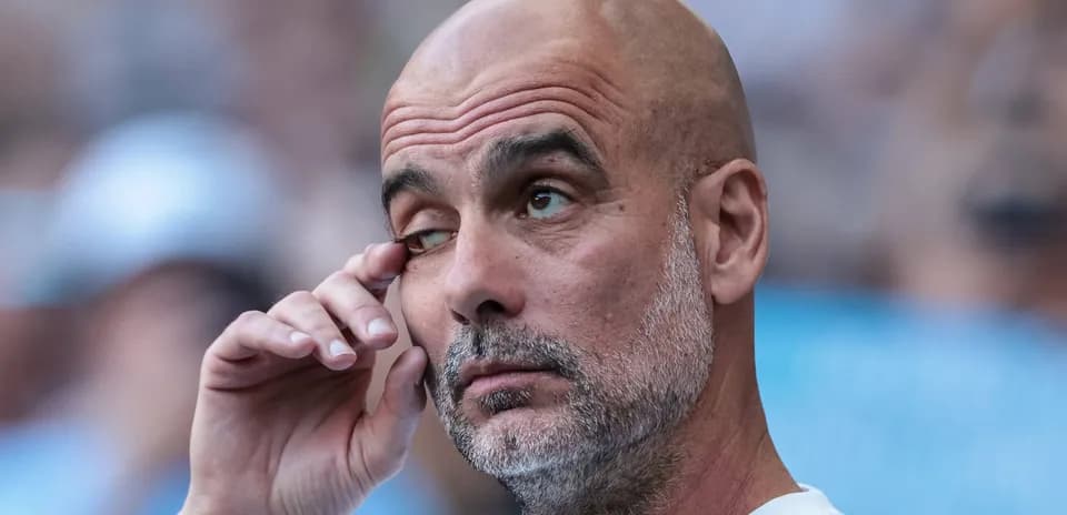 Entrenador ajustándose el ojo en el banquillo