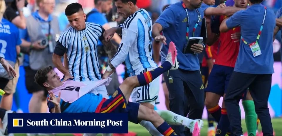 Jugadores de Argentina y España en confrontación durante el partido