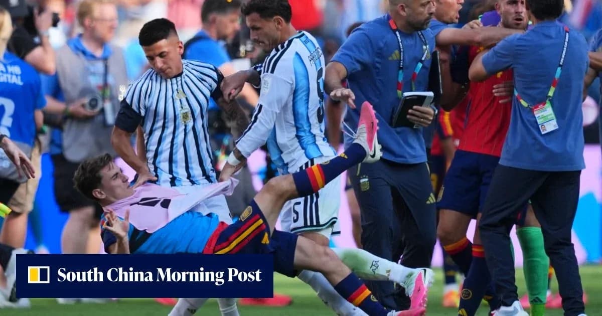 Jugadores de Argentina y España en confrontación durante el partido