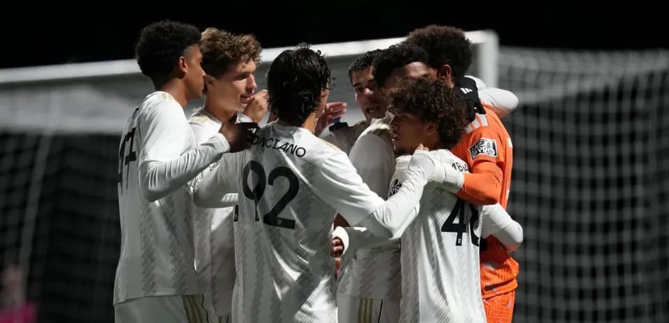 Jugadores de Los Angeles FC II celebrando un gol