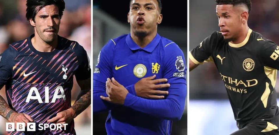 Tres jugadores de fútbol en acción con diferentes camisetas