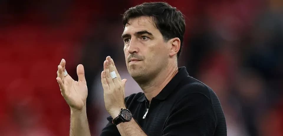 Entrenador aplaudiendo en el campo de juego