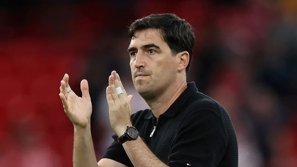 Entrenador aplaudiendo en el campo de juego