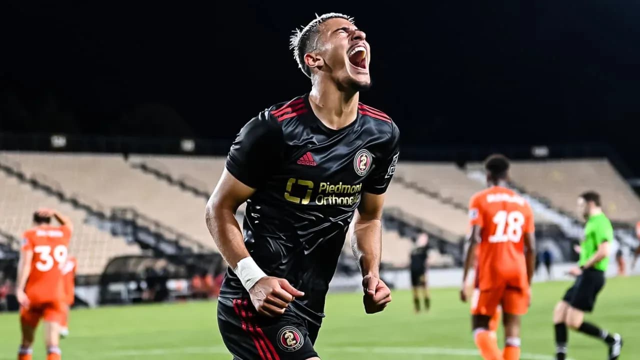 Jugador de Atlanta United II celebrando un gol