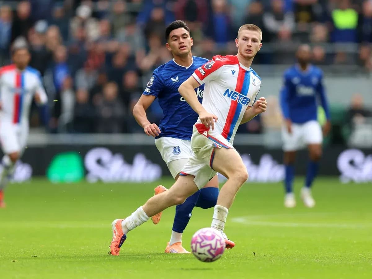 Jugador de Crystal Palace corriendo con el balón