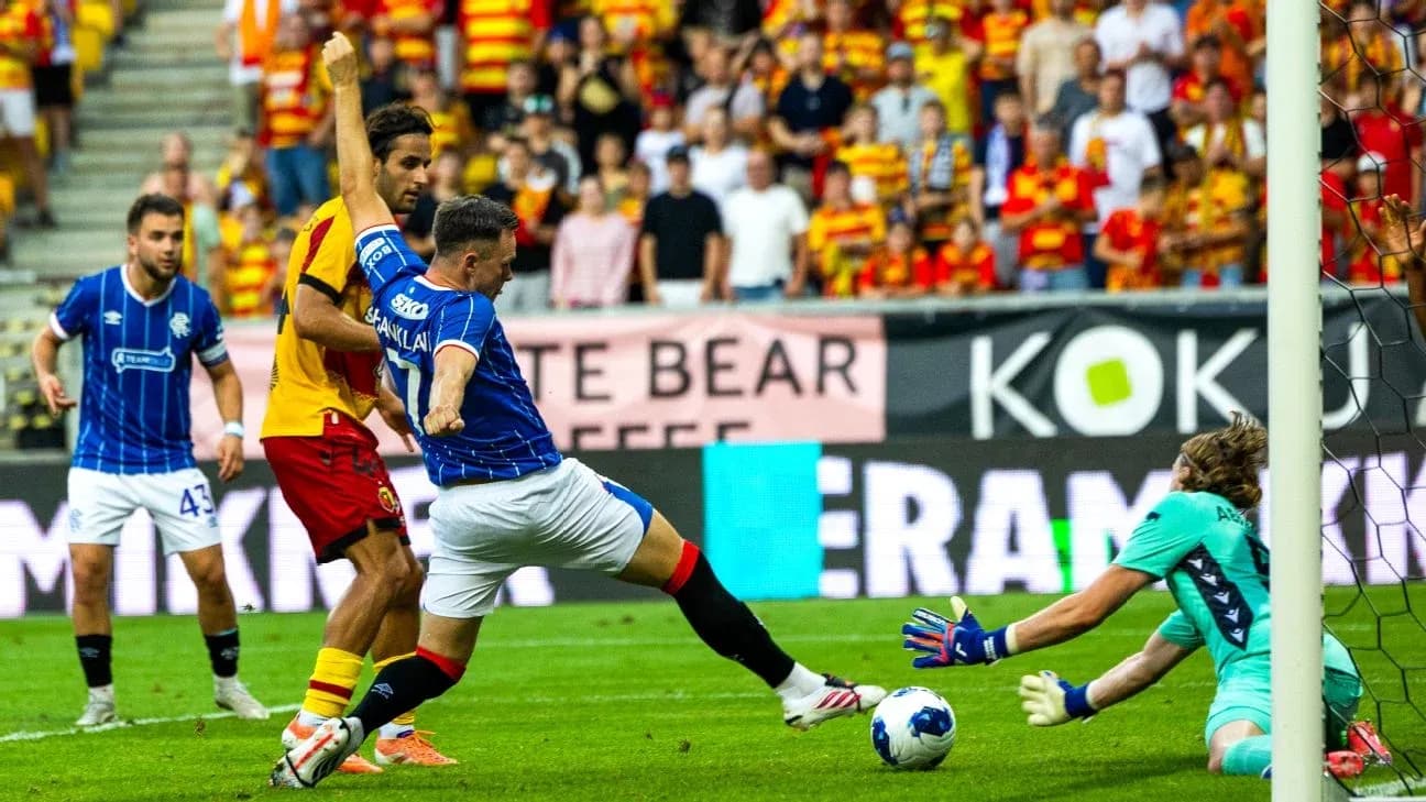 Jugador de Rangers intentando anotar contra Jagiellonia