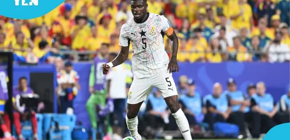 Jugador de Ghana con balón durante el partido