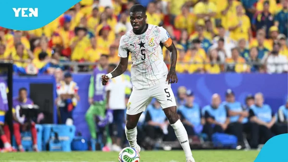Jugador de Ghana con balón durante el partido