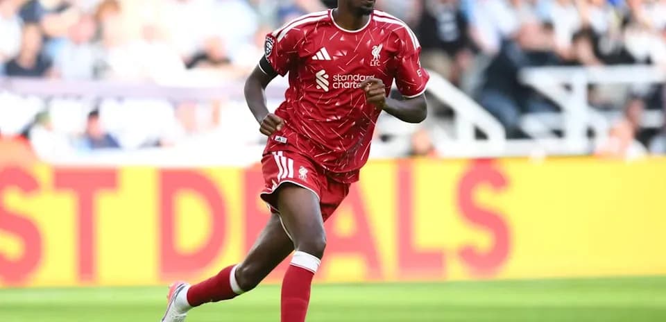 Jugador de Liverpool corriendo en el campo de fútbol