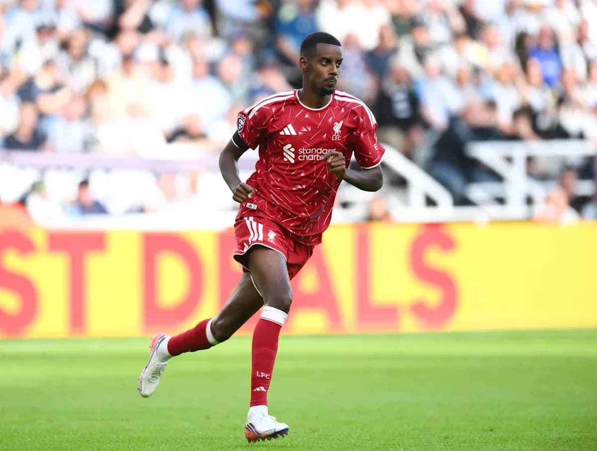 Jugador de Liverpool corriendo en el campo de fútbol