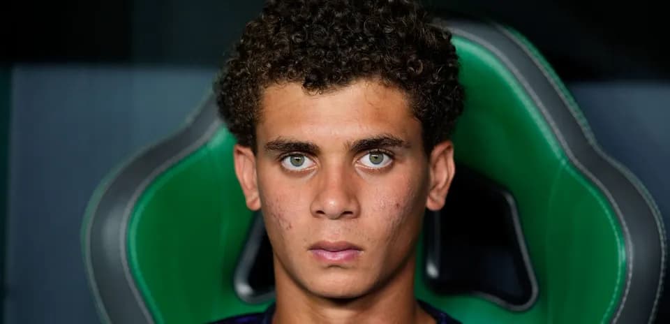 Joven sentado en silla de juego con mirada seria