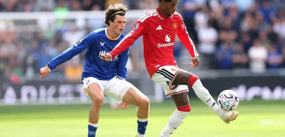 Jugador de Manchester United driblando ante rival de Everton