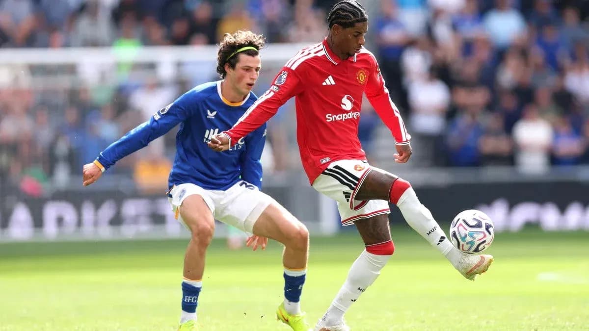 Jugador de Manchester United driblando ante rival de Everton