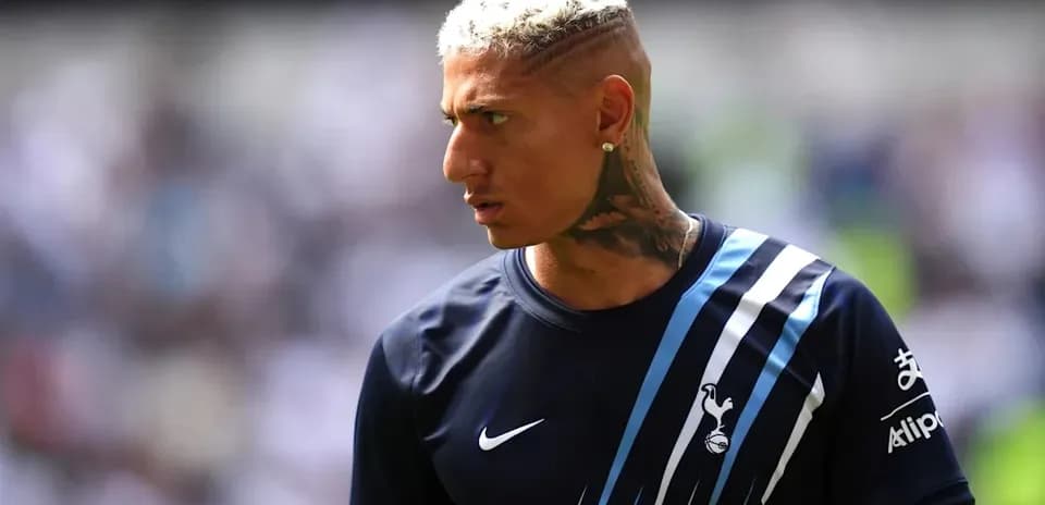 Jugador de Tottenham en camiseta durante el partido