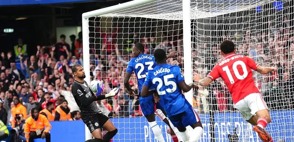 Portero de Chelsea deteniendo un tiro de Nottingham