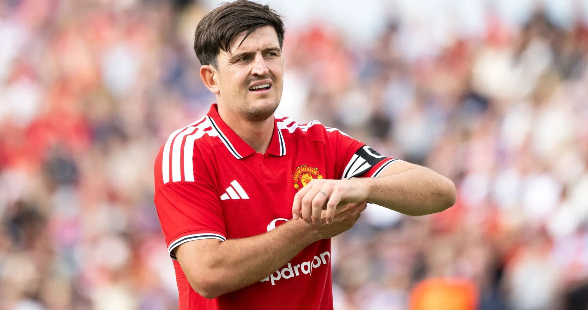 Jugador de Manchester United ajustándose la muñeca