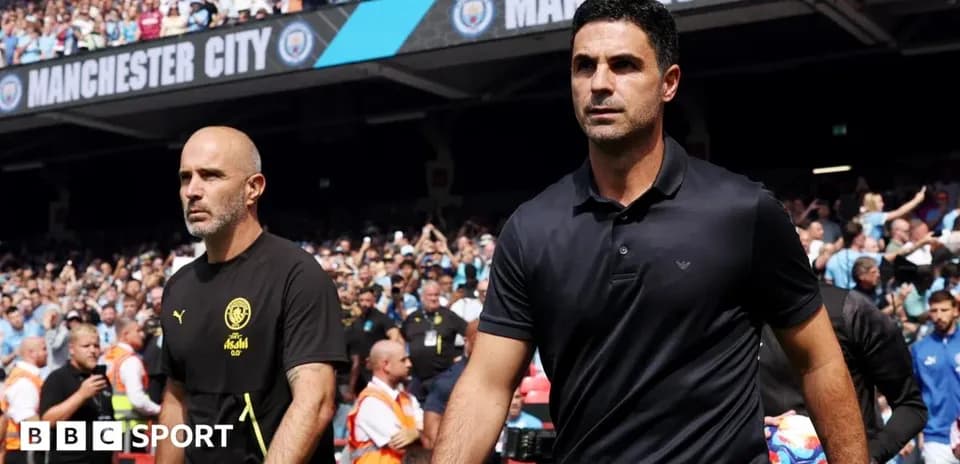 Entrenadores caminando hacia el campo en el estadio