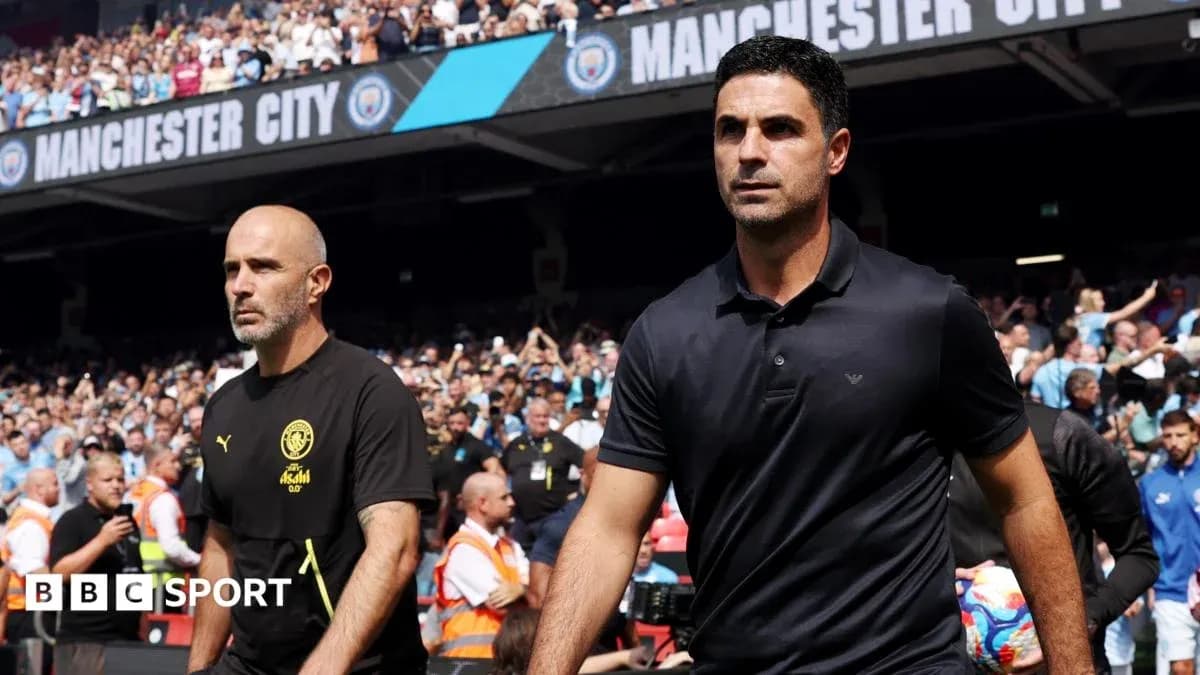 Entrenadores caminando hacia el campo en el estadio