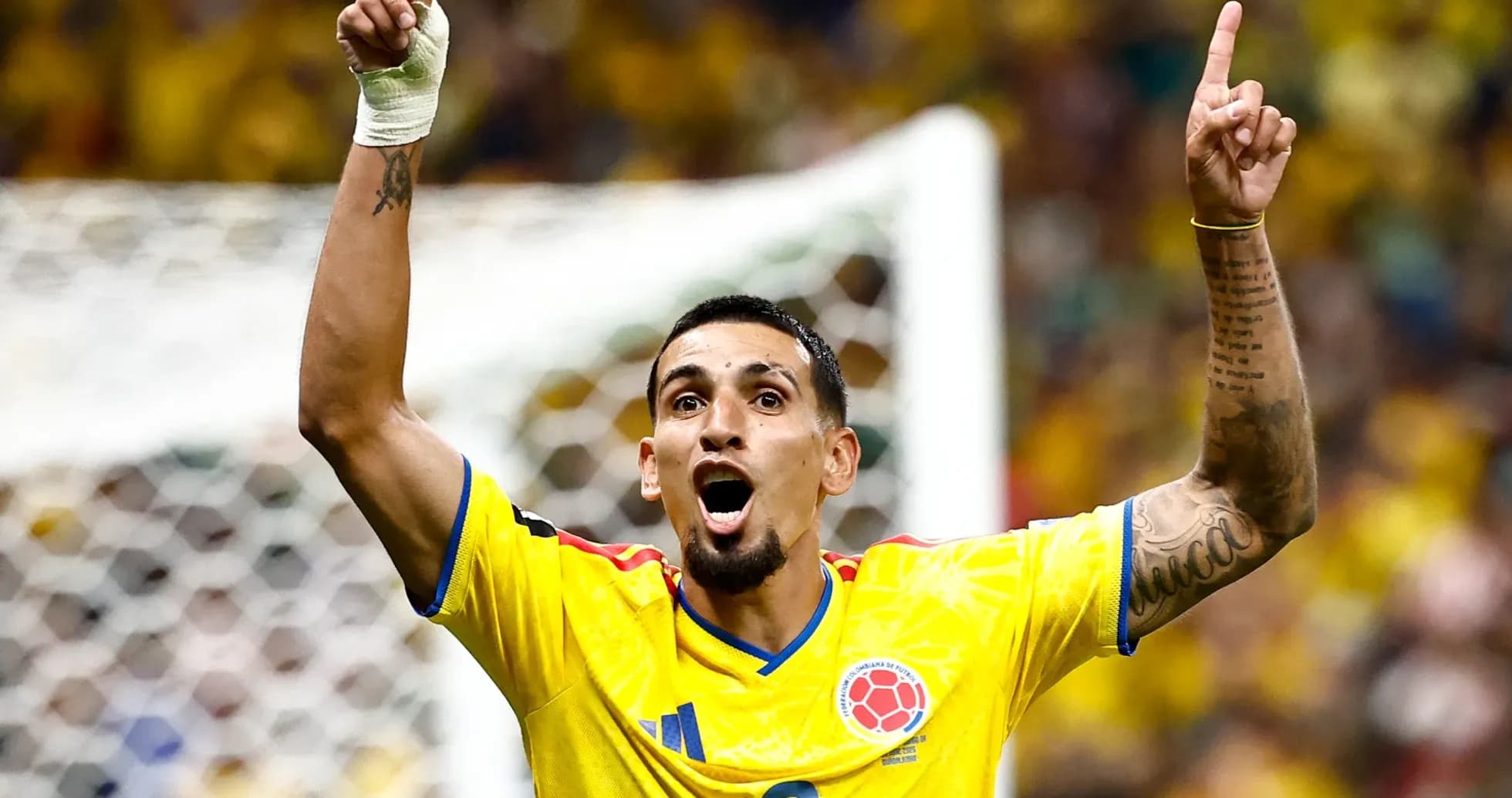 Jugador colombiano celebrando un gol en el estadio
