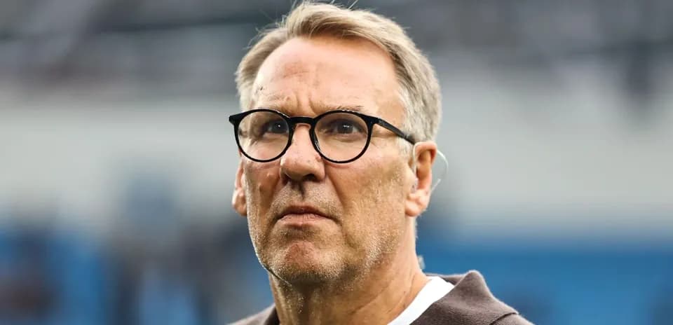 Hombre con gafas observando el campo de juego
